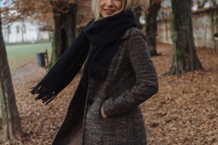 Comment porter la cape avec élégance ? Les tendances mode femme 2025