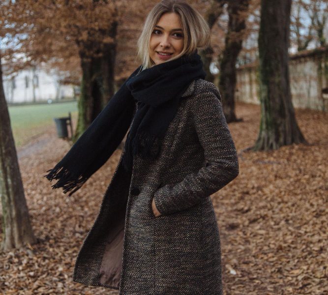 Comment porter la cape avec élégance ? Les tendances mode femme 2025