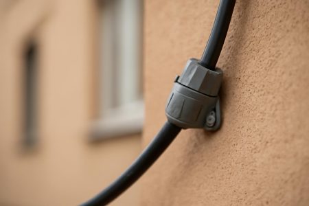 cable-electrique-facade-batiment-flou