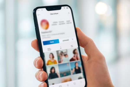 smartphone-main-profil-instagram-flou