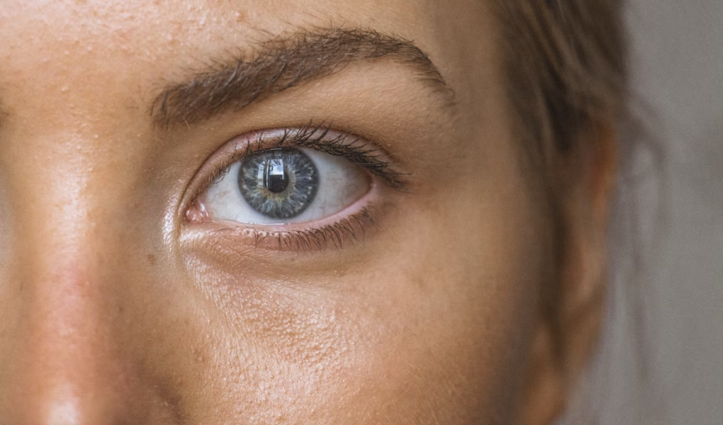 L'erreur à ne pas commettre : appliquer trop de produit sur le contour des yeux et comment bien doser son soin